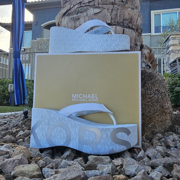 Platform Thong Sandals - Picture 3 of 7